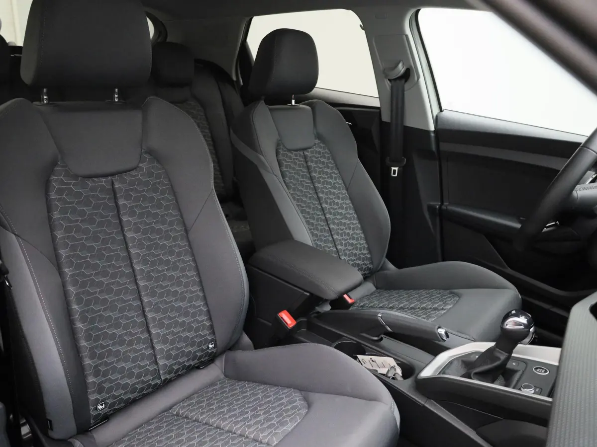 30 TFSI Advanced edition l Adaptive cruise control l Climate control l Stoelverwarming l Navigatie l Climate control l LED-koplampen l Audi sound system l Privacy glas l Optiekpakket zwart p