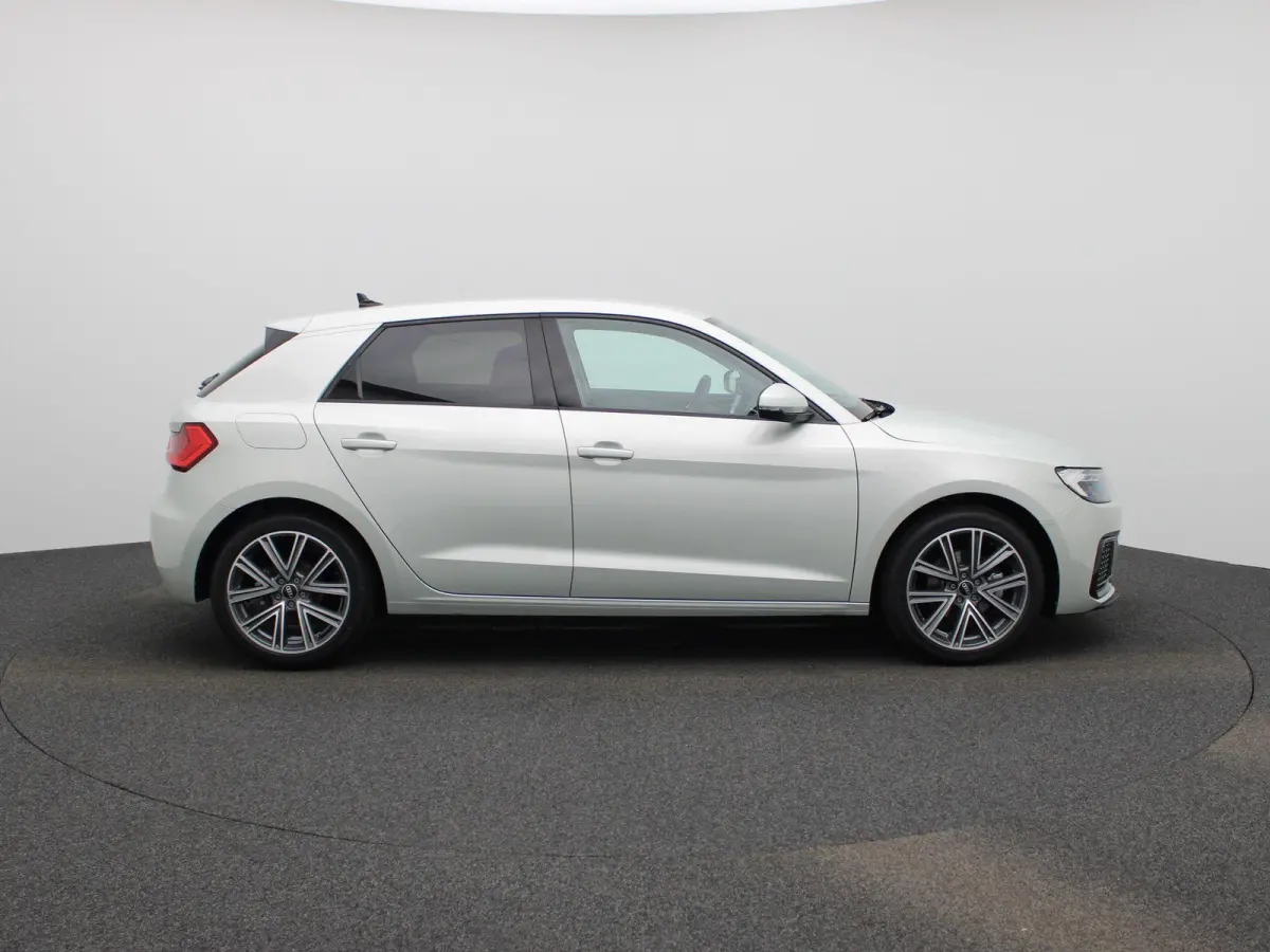 30 TFSI Advanced edition l Adaptive cruise control l Climate control l Stoelverwarming l Navigatie l Climate control l LED-koplampen l Audi sound system l Privacy glas l Optiekpakket zwart p