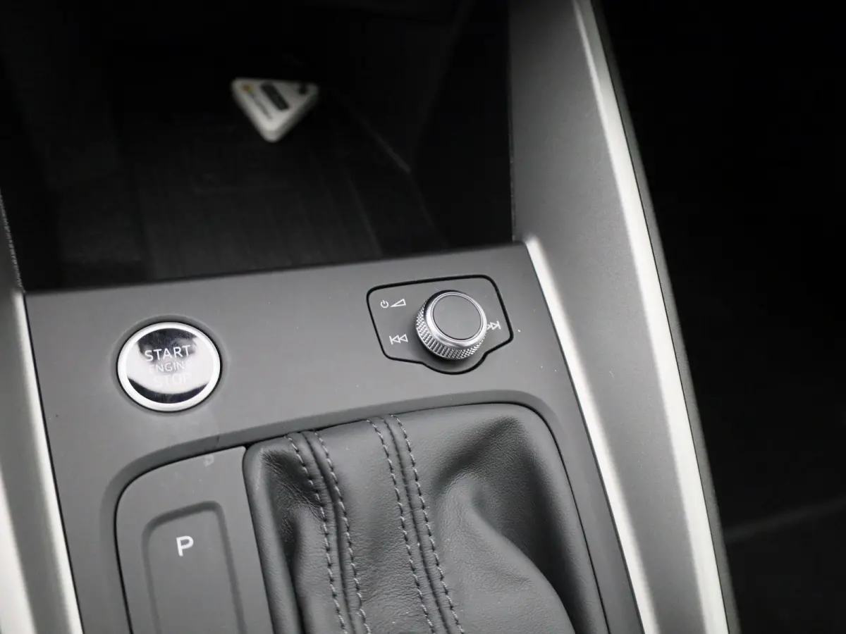 30 TFSI Advanced edition l Adaptive cruise control l Climate control l Stoelverwarming l Navigatie l Climate control l LED-koplampen l Audi sound system l Privacy glas l Optiekpakket zwart p