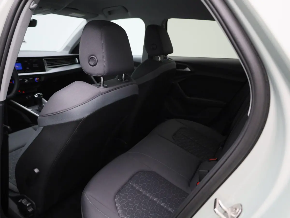 30 TFSI Advanced edition l Adaptive cruise control l Climate control l Stoelverwarming l Navigatie l Climate control l LED-koplampen l Audi sound system l Privacy glas l Optiekpakket zwart p