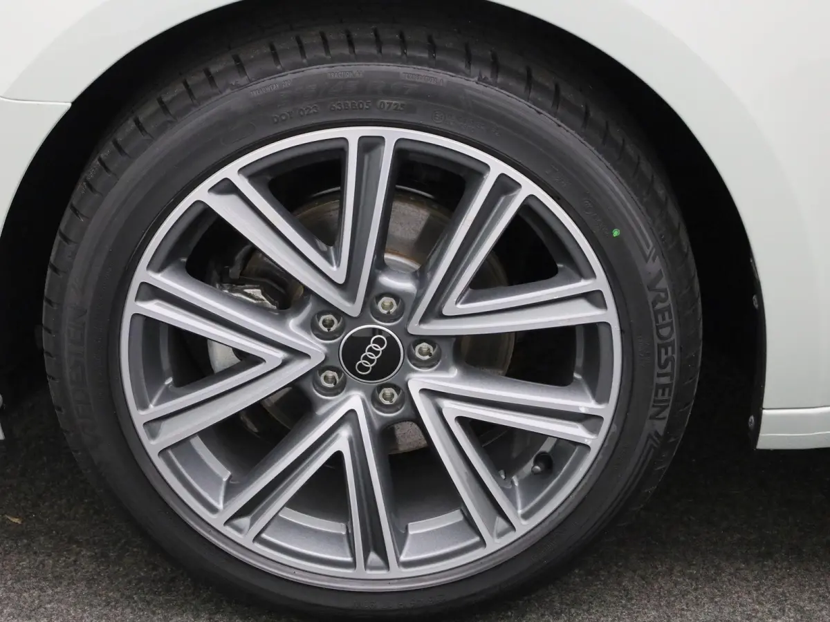 30 TFSI Advanced edition l Adaptive cruise control l Climate control l Stoelverwarming l Navigatie l Climate control l LED-koplampen l Audi sound system l Privacy glas l Optiekpakket zwart p