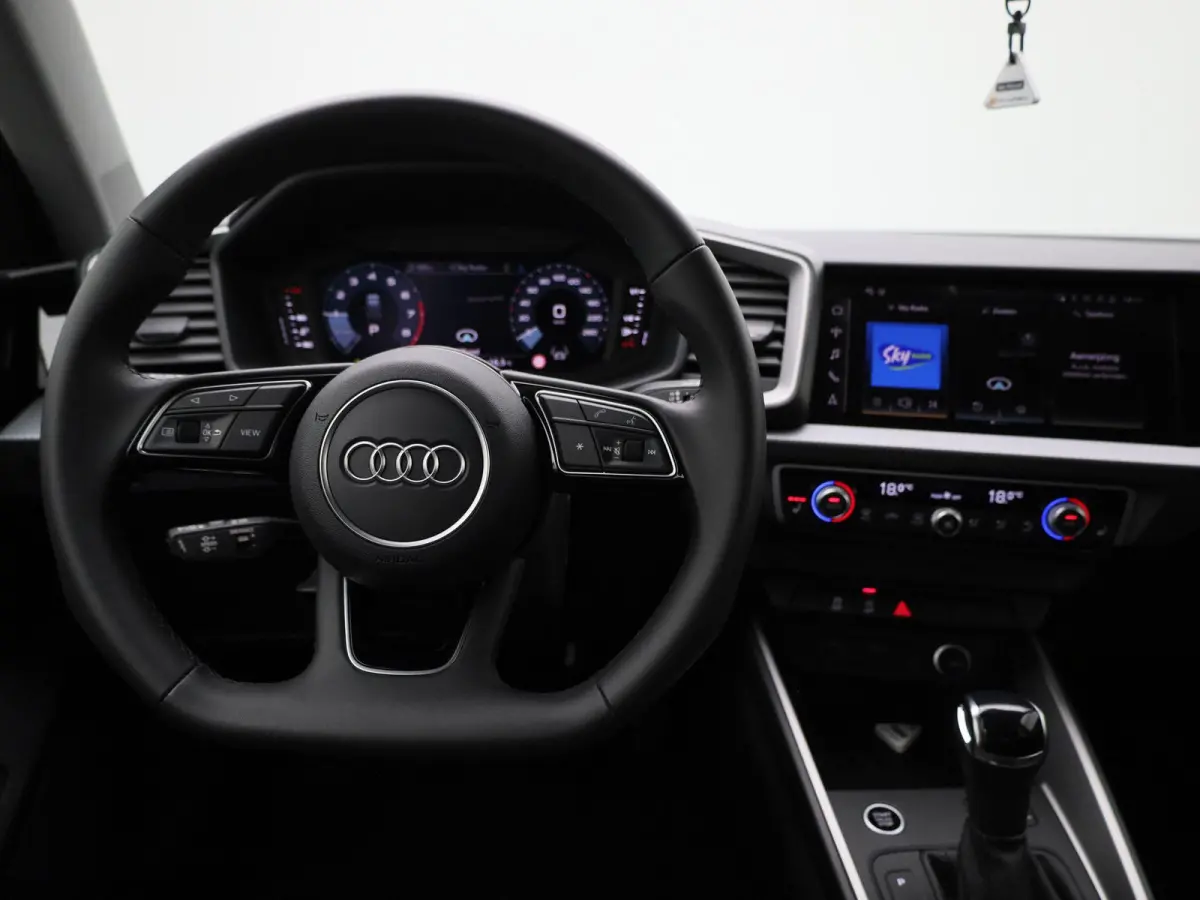 30 TFSI Advanced edition l Adaptive cruise control l Climate control l Stoelverwarming l Navigatie l Climate control l LED-koplampen l Audi sound system l Privacy glas l Optiekpakket zwart p
