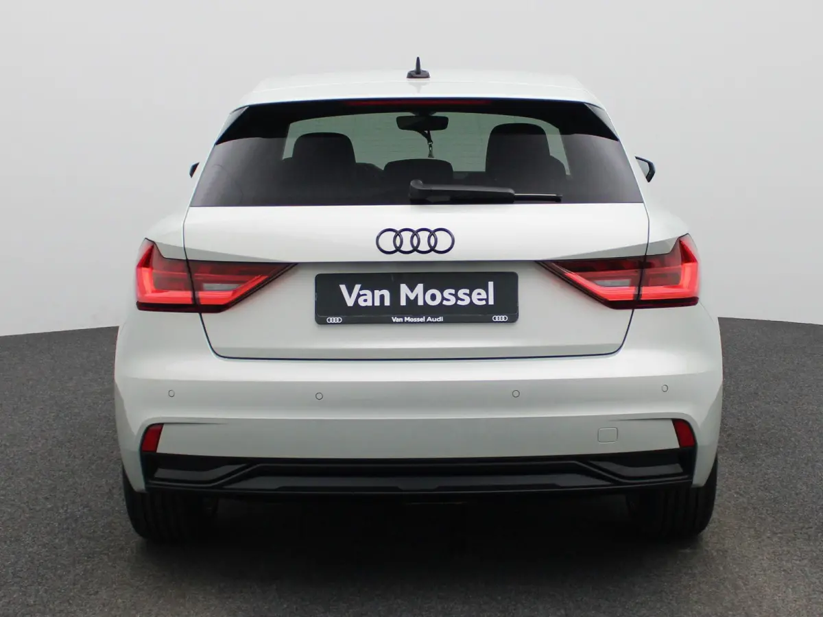 30 TFSI Advanced edition l Adaptive cruise control l Climate control l Stoelverwarming l Navigatie l Climate control l LED-koplampen l Audi sound system l Privacy glas l Optiekpakket zwart p