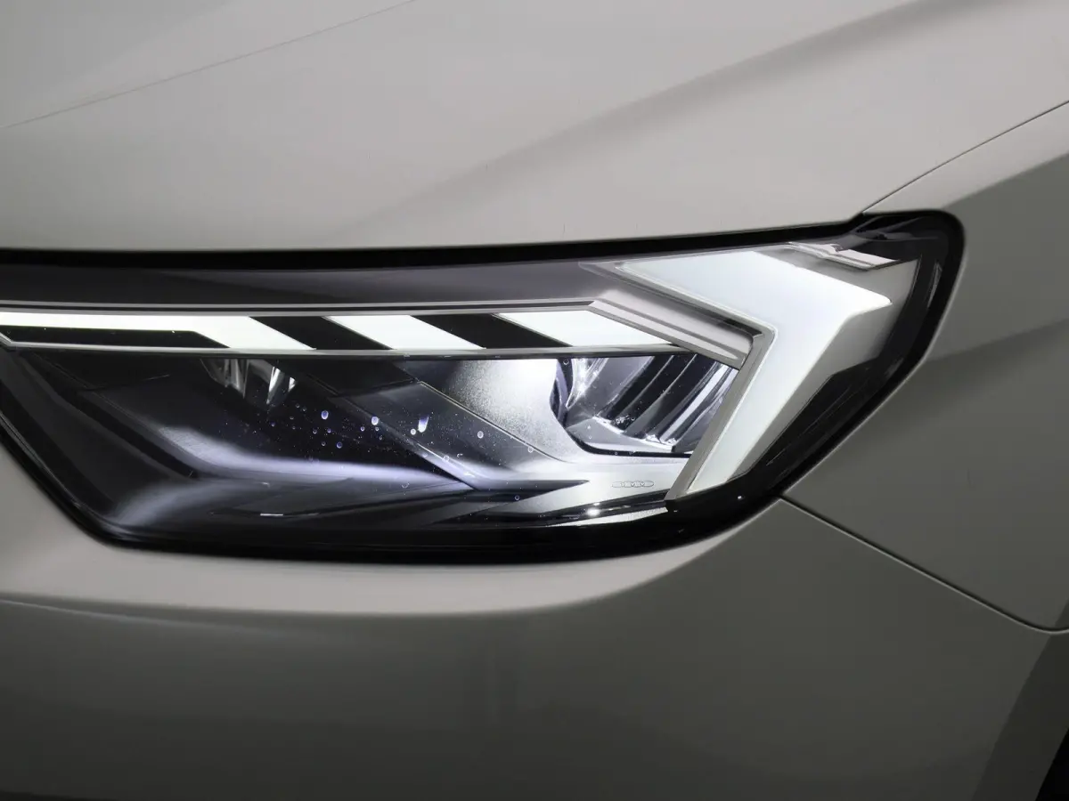 30 TFSI Advanced edition l Adaptive cruise control l Climate control l Stoelverwarming l Navigatie l Climate control l LED-koplampen l Audi sound system l Privacy glas l Optiekpakket zwart p