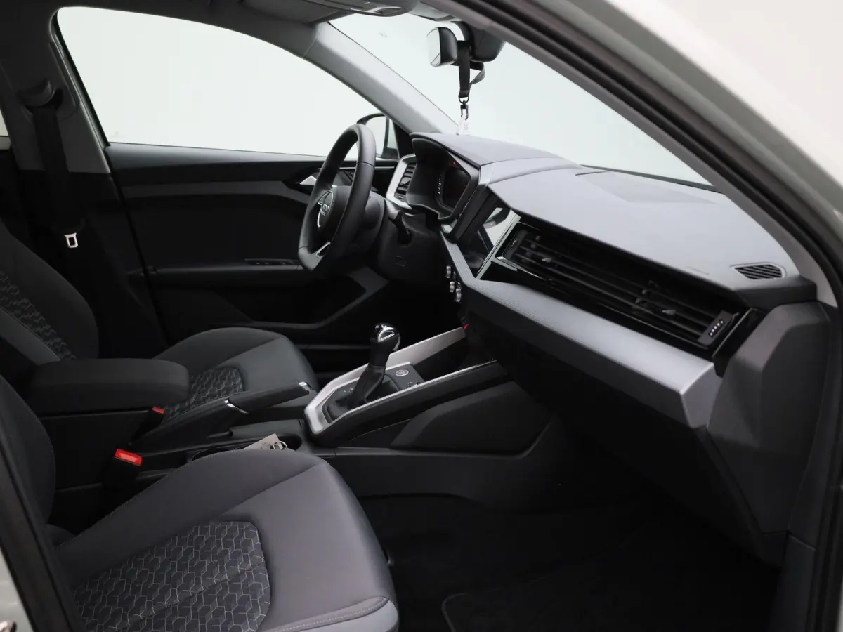 30 TFSI Advanced edition l Adaptive cruise control l Climate control l Stoelverwarming l Navigatie l Climate control l LED-koplampen l Audi sound system l Privacy glas l Optiekpakket zwart p