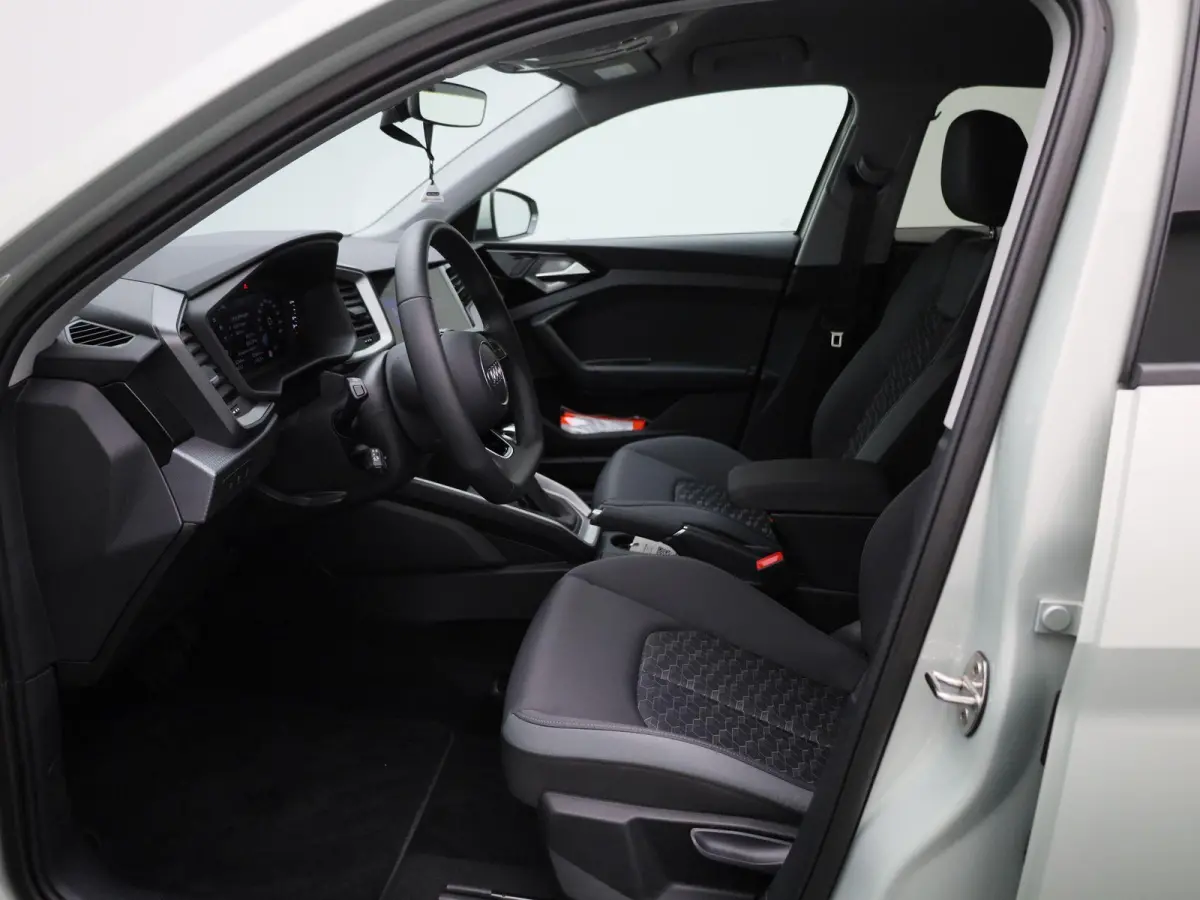 30 TFSI Advanced edition l Adaptive cruise control l Climate control l Stoelverwarming l Navigatie l Climate control l LED-koplampen l Audi sound system l Privacy glas l Optiekpakket zwart p