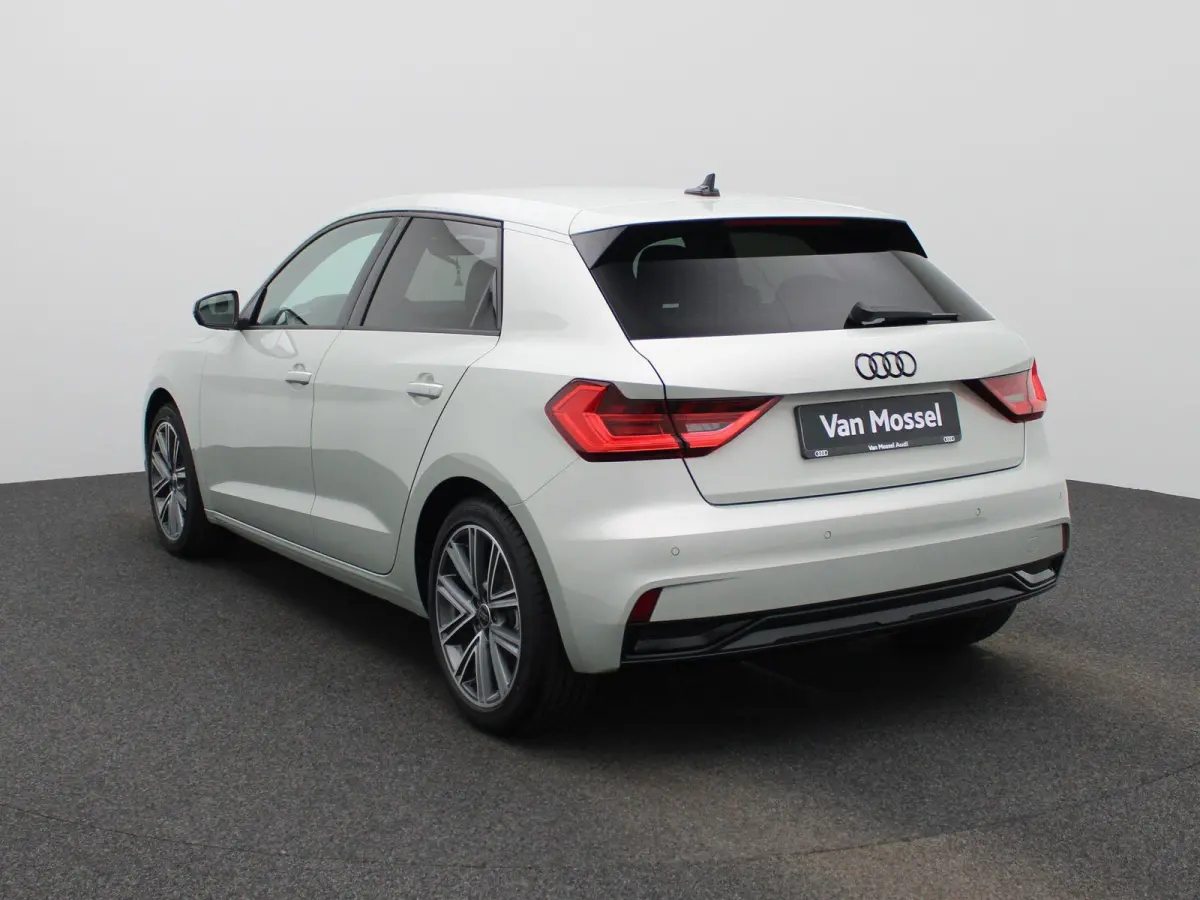 30 TFSI Advanced edition l Adaptive cruise control l Climate control l Stoelverwarming l Navigatie l Climate control l LED-koplampen l Audi sound system l Privacy glas l Optiekpakket zwart p