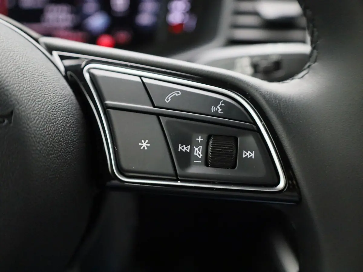 30 TFSI Advanced edition l Adaptive cruise control l Climate control l Stoelverwarming l Navigatie l Climate control l LED-koplampen l Audi sound system l Privacy glas l Optiekpakket zwart p