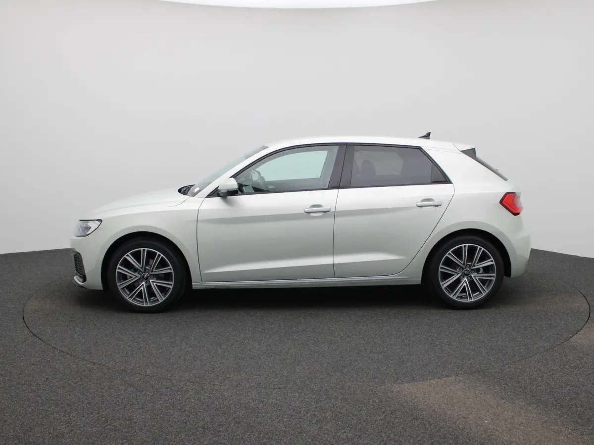30 TFSI Advanced edition l Adaptive cruise control l Climate control l Stoelverwarming l Navigatie l Climate control l LED-koplampen l Audi sound system l Privacy glas l Optiekpakket zwart p