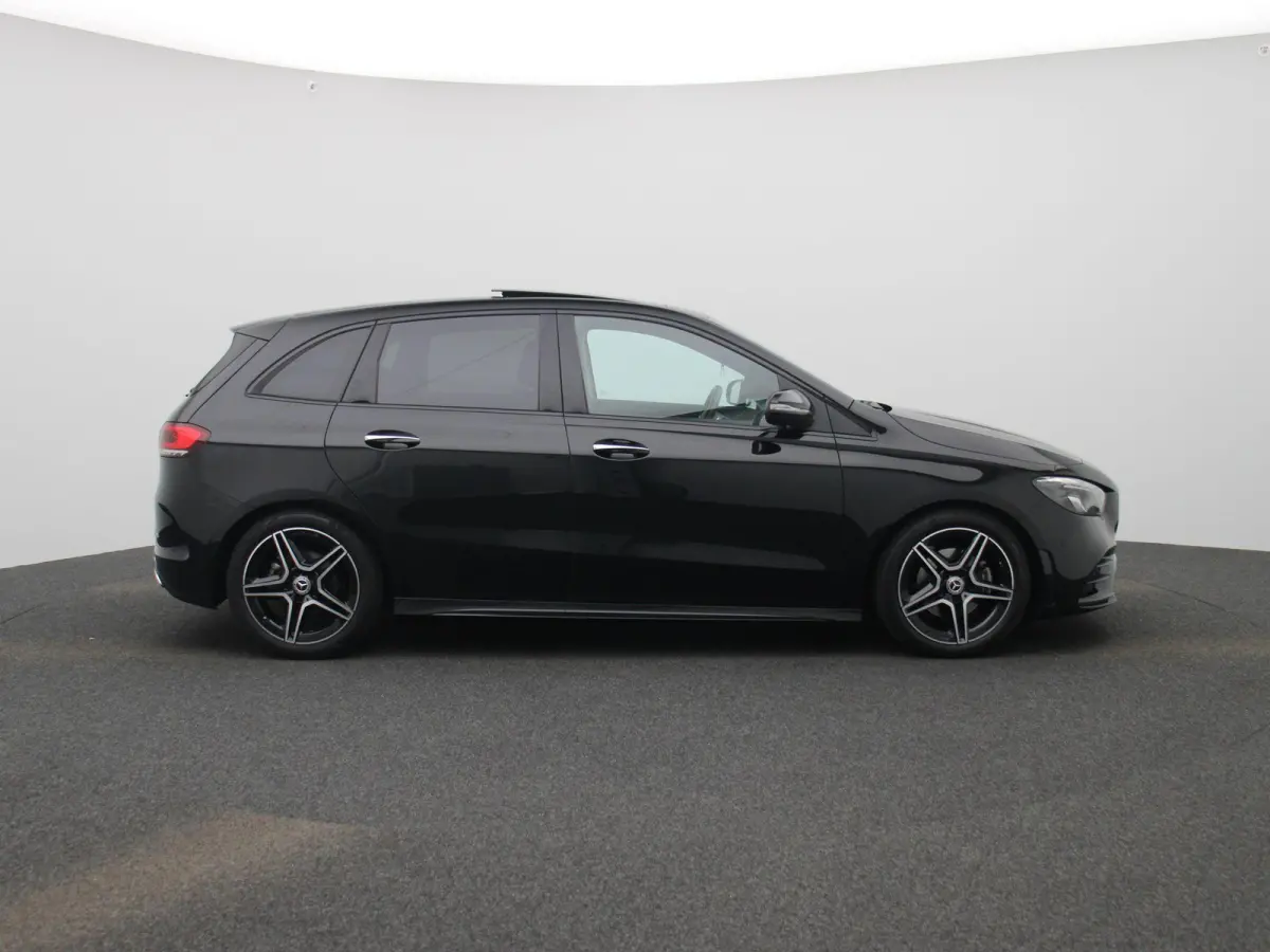 180 AMG Line AUTOMAAT | PANORAMADAK | CAMERA | NAVIGATIE | LED | HALF-LEDER