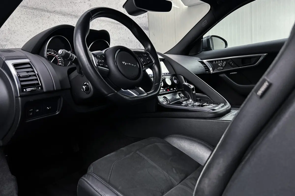 3.0 V6 RWD R-Dynamic | Facelift | Dealeronderhouden | Camera | Memory seats