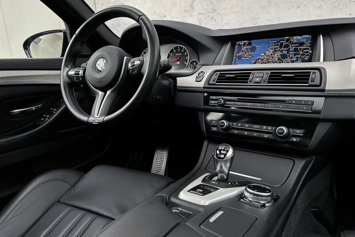 M5 Competition | Unieke auto! | Keramisch | Akrapovic | Softclose | Panoramadak | Head-up | Leder