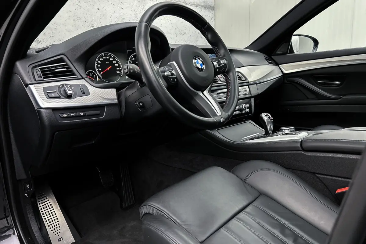 M5 Competition | Unieke auto! | Keramisch | Akrapovic | Softclose | Panoramadak | Head-up | Leder
