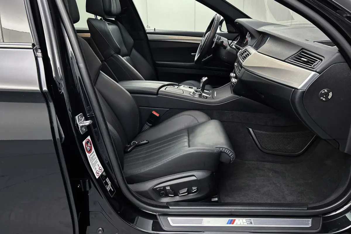 M5 Competition | Unieke auto! | Keramisch | Akrapovic | Softclose | Panoramadak | Head-up | Leder