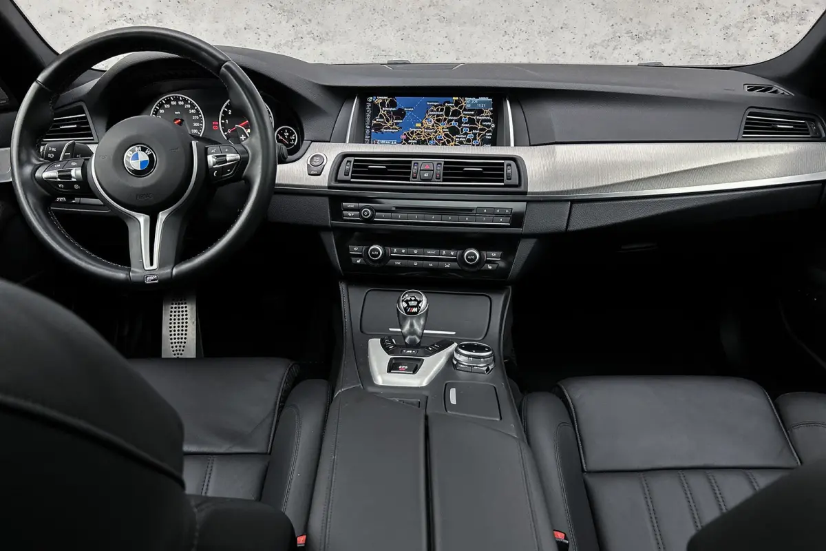 M5 Competition | Unieke auto! | Keramisch | Akrapovic | Softclose | Panoramadak | Head-up | Leder