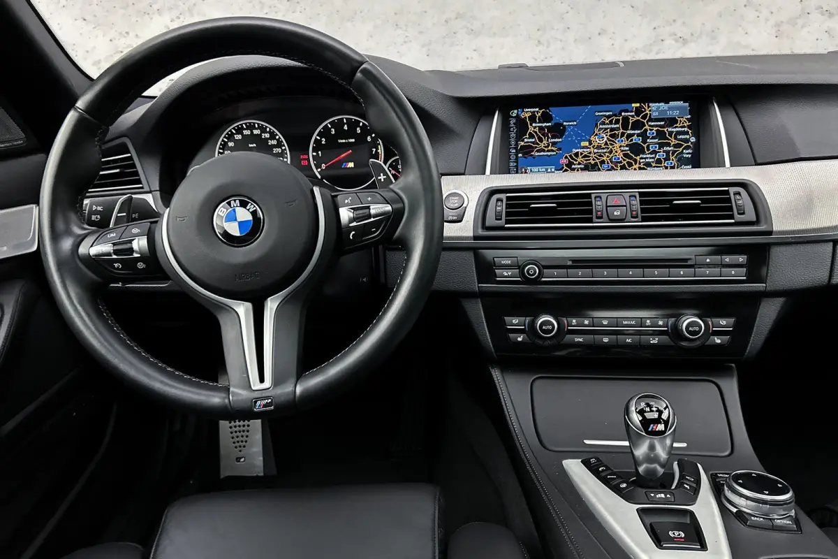 M5 Competition | Unieke auto! | Keramisch | Akrapovic | Softclose | Panoramadak | Head-up | Leder