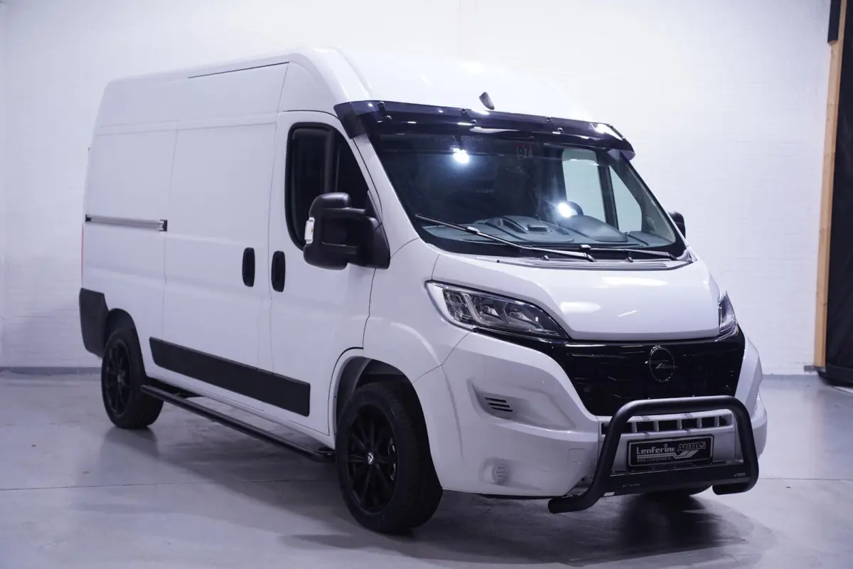 2.2D 140 pk L2H2 White&Black Edition Navi 18" LMV, Bullbar + Sidebars Zwart, Camera, Apple Carplay, 3-Zits, Nieuw