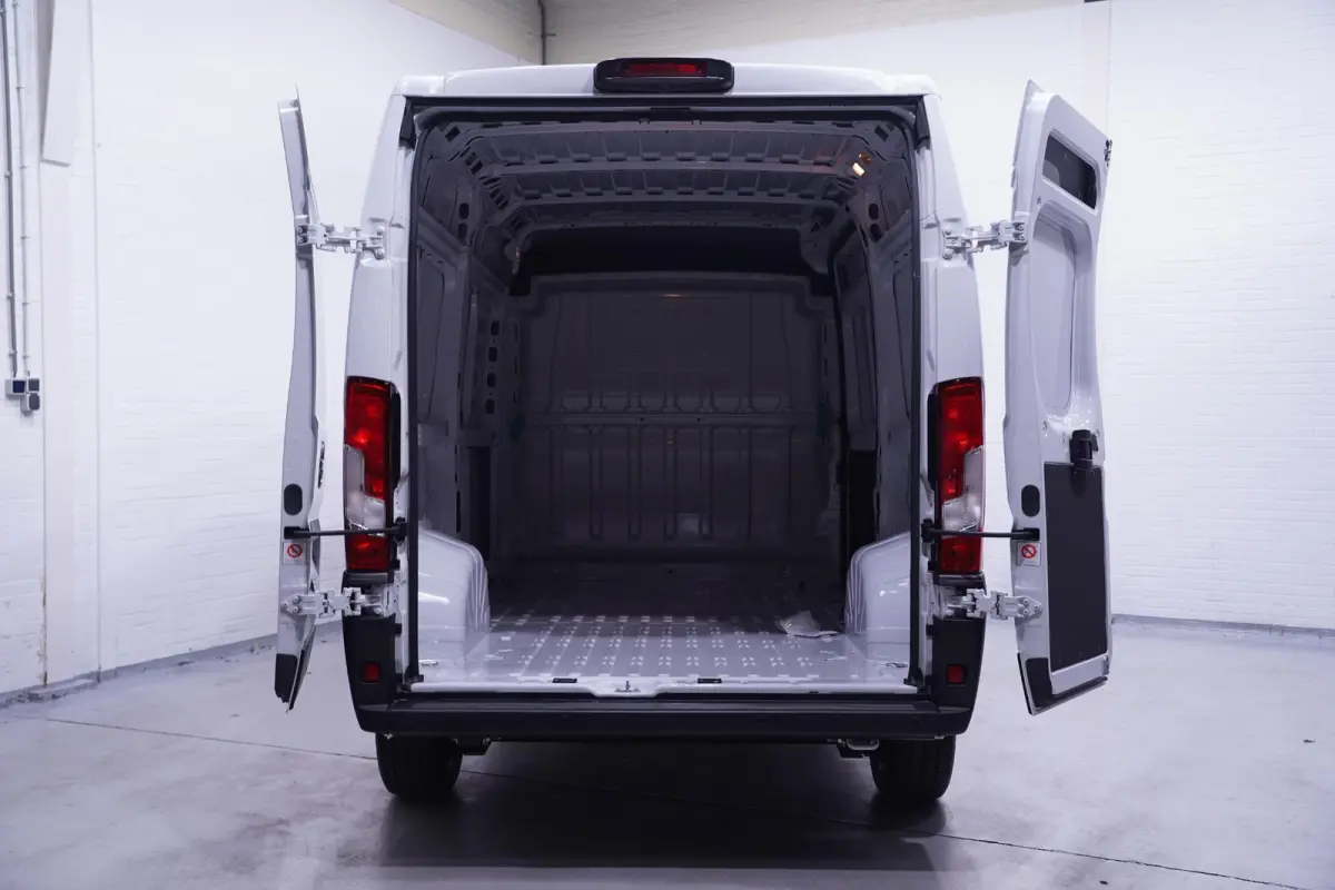 2.2D 140 pk L2H2 White&Black Edition Navi 18" LMV, Bullbar + Sidebars Zwart, Camera, Apple Carplay, 3-Zits, Nieuw