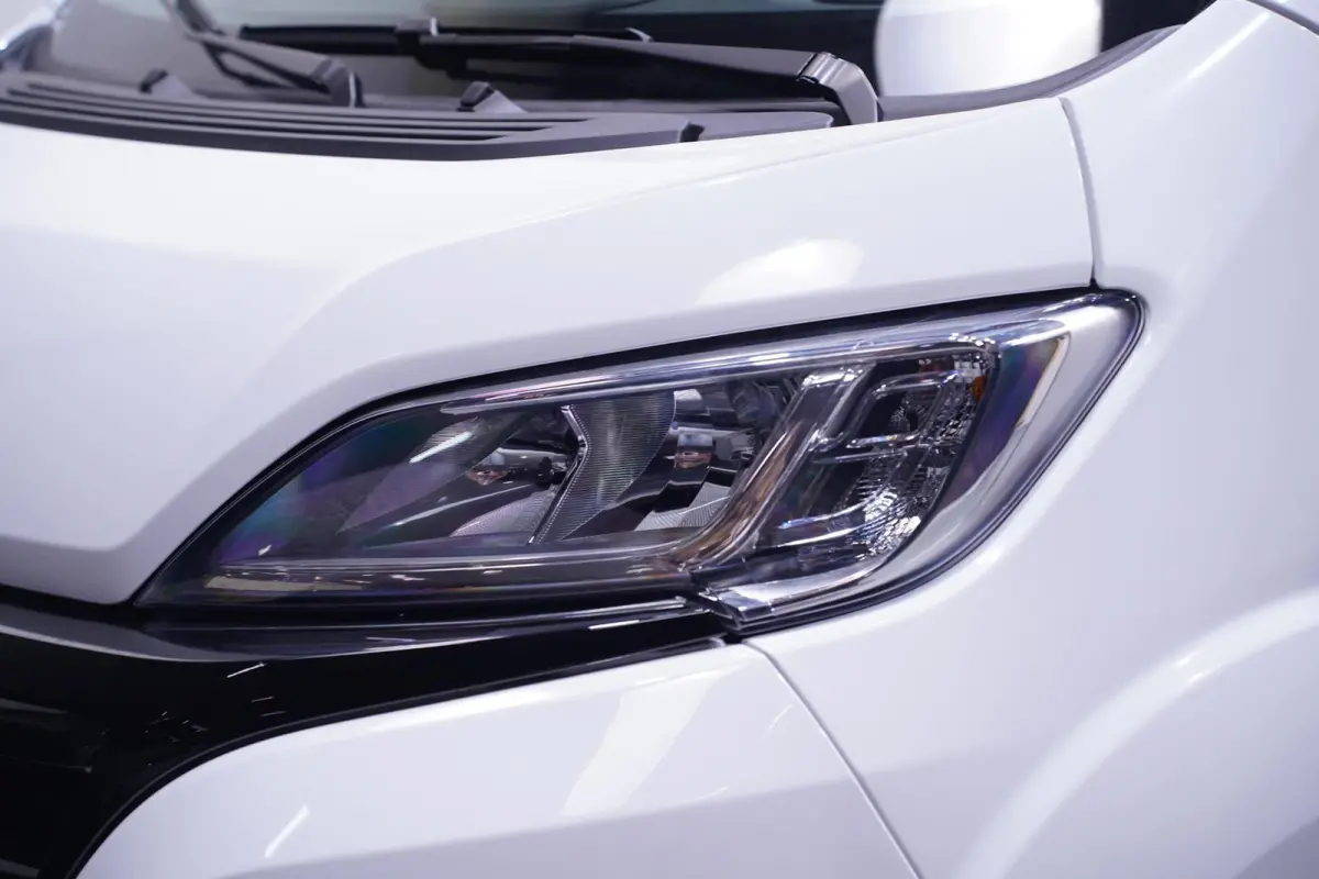 2.2D 140 pk L2H2 White&Black Edition Navi 18" LMV, Bullbar + Sidebars Zwart, Camera, Apple Carplay, 3-Zits, Nieuw