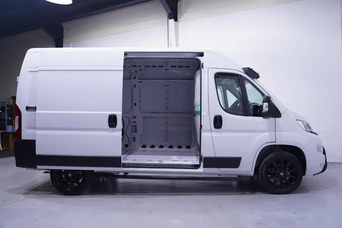 2.2D 140 pk L2H2 White&Black Edition Navi 18" LMV, Bullbar + Sidebars Zwart, Camera, Apple Carplay, 3-Zits, Nieuw