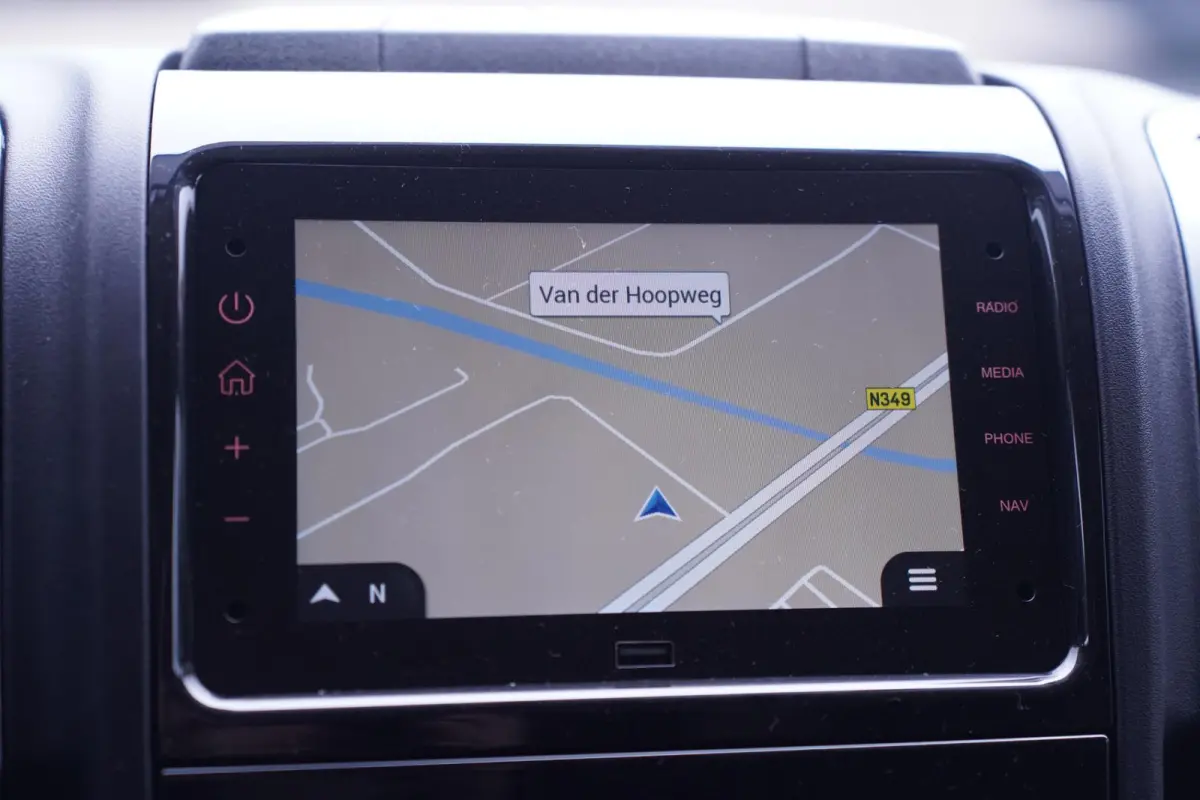 2.2D 140 pk L2H2 White&Black Edition Navi 18" LMV, Bullbar + Sidebars Zwart, Camera, Apple Carplay, 3-Zits, Nieuw