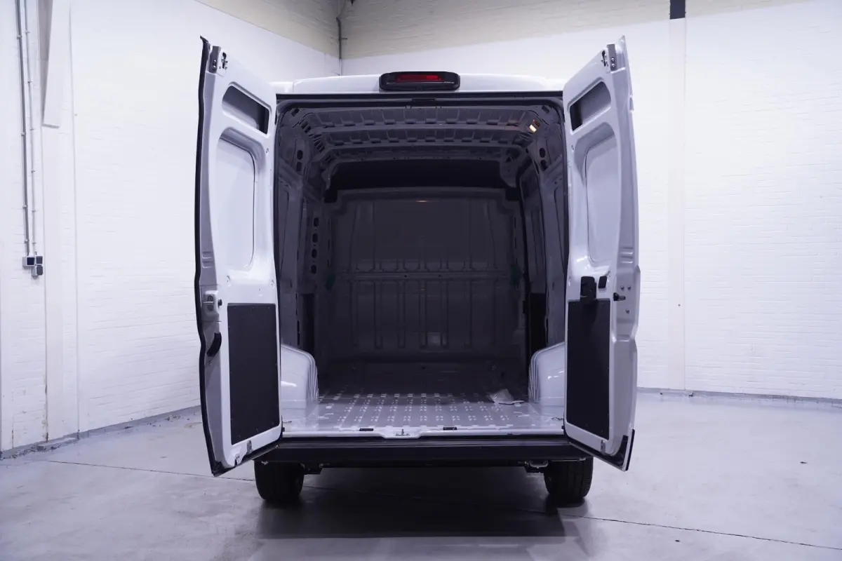 2.2D 140 pk L2H2 White&Black Edition Navi 18" LMV, Bullbar + Sidebars Zwart, Camera, Apple Carplay, 3-Zits, Nieuw