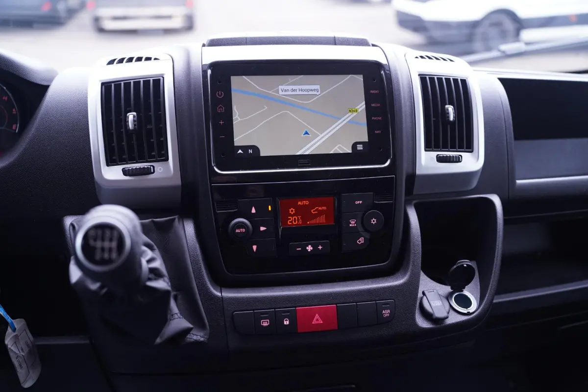 2.2D 140 pk L2H2 White&Black Edition Navi 18" LMV, Bullbar + Sidebars Zwart, Camera, Apple Carplay, 3-Zits, Nieuw