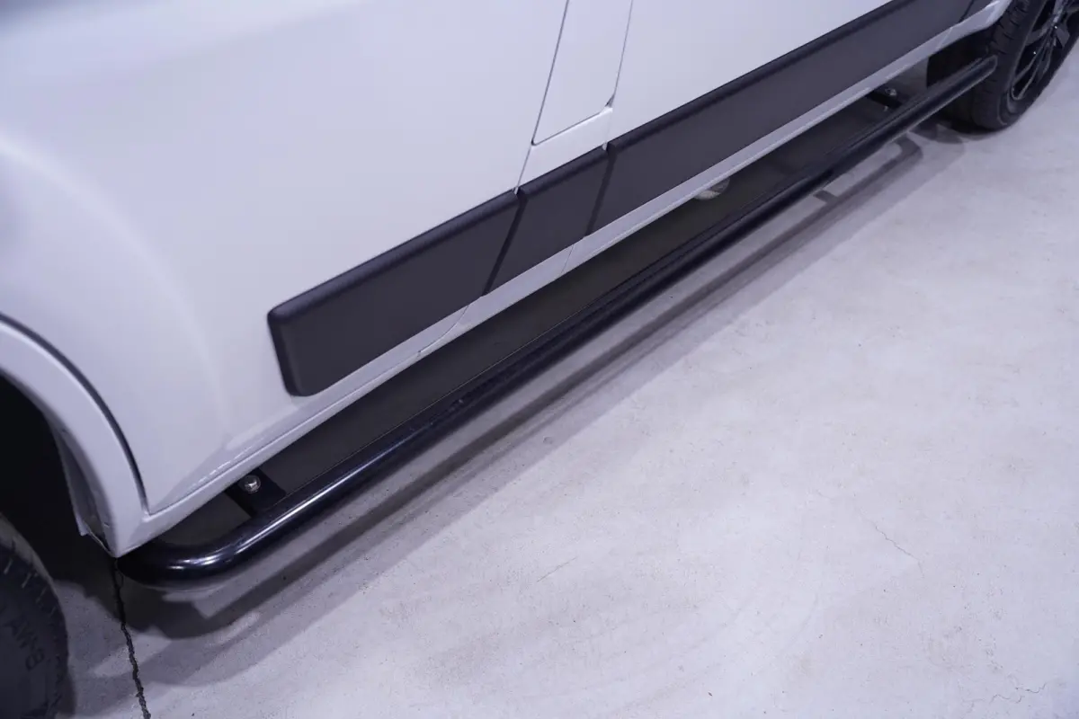 2.2D 140 pk L2H2 White&Black Edition Navi 18" LMV, Bullbar + Sidebars Zwart, Camera, Apple Carplay, 3-Zits, Nieuw