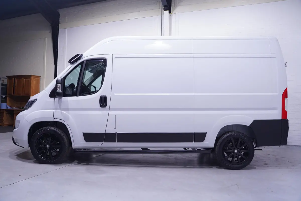2.2D 140 pk L2H2 White&Black Edition Navi 18" LMV, Bullbar + Sidebars Zwart, Camera, Apple Carplay, 3-Zits, Nieuw