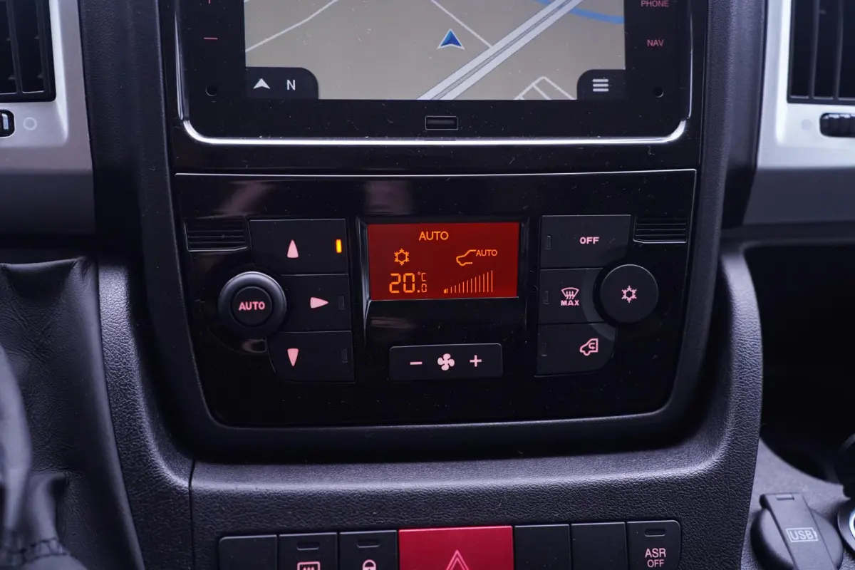 2.2D 140 pk L2H2 White&Black Edition Navi 18" LMV, Bullbar + Sidebars Zwart, Camera, Apple Carplay, 3-Zits, Nieuw