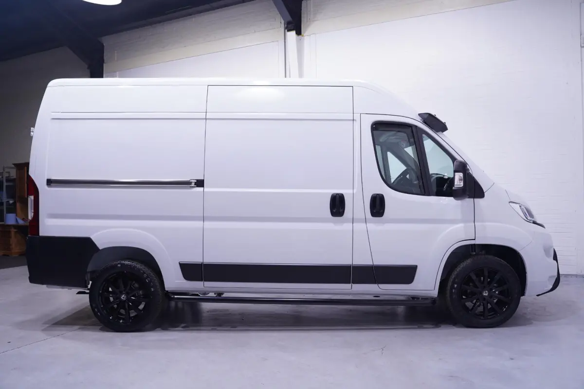 2.2D 140 pk L2H2 White&Black Edition Navi 18" LMV, Bullbar + Sidebars Zwart, Camera, Apple Carplay, 3-Zits, Nieuw