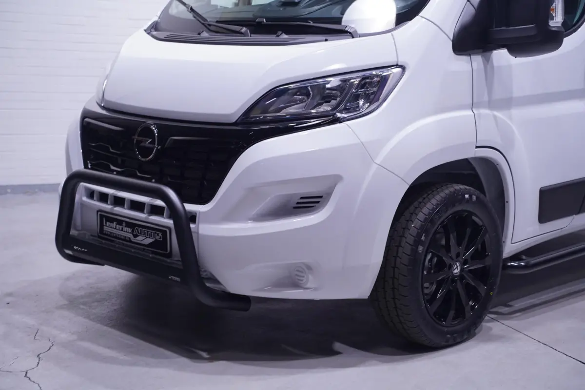 2.2D 140 pk L2H2 White&Black Edition Navi 18" LMV, Bullbar + Sidebars Zwart, Camera, Apple Carplay, 3-Zits, Nieuw