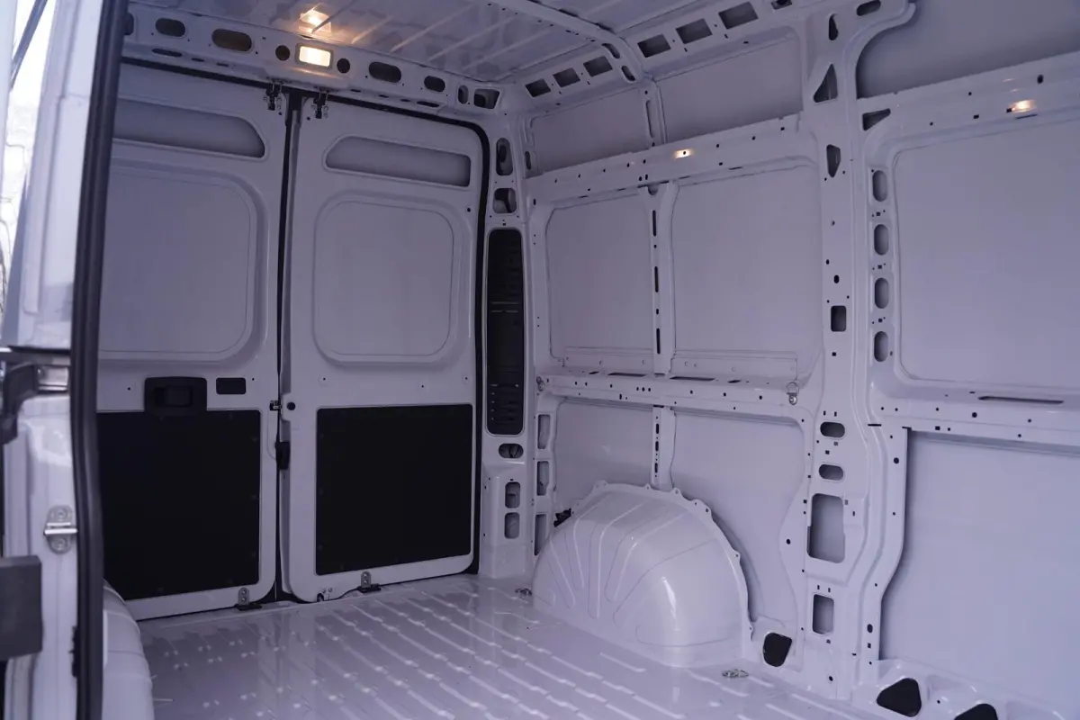 2.2D 140 pk L2H2 White&Black Edition Navi 18" LMV, Bullbar + Sidebars Zwart, Camera, Apple Carplay, 3-Zits, Nieuw