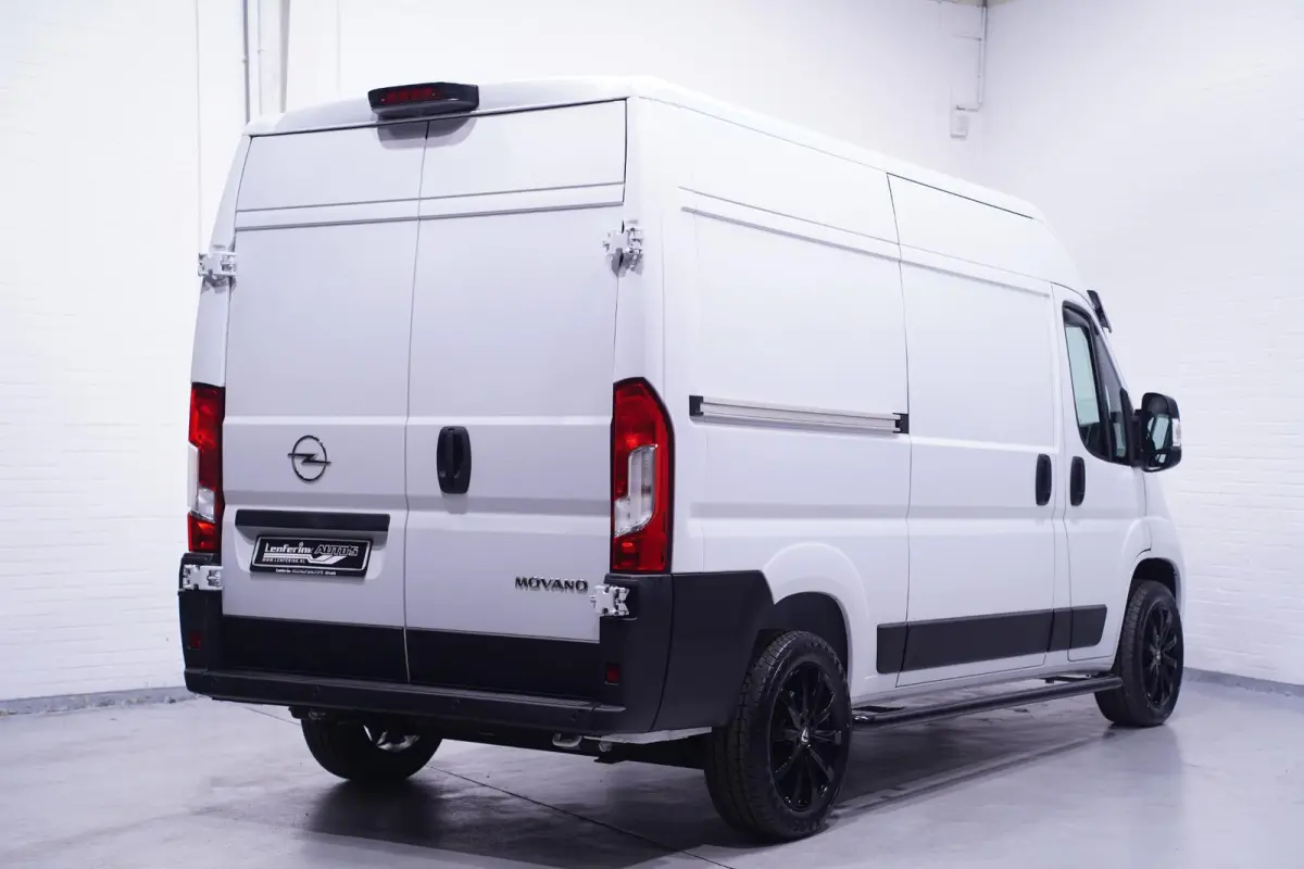2.2D 140 pk L2H2 White&Black Edition Navi 18" LMV, Bullbar + Sidebars Zwart, Camera, Apple Carplay, 3-Zits, Nieuw