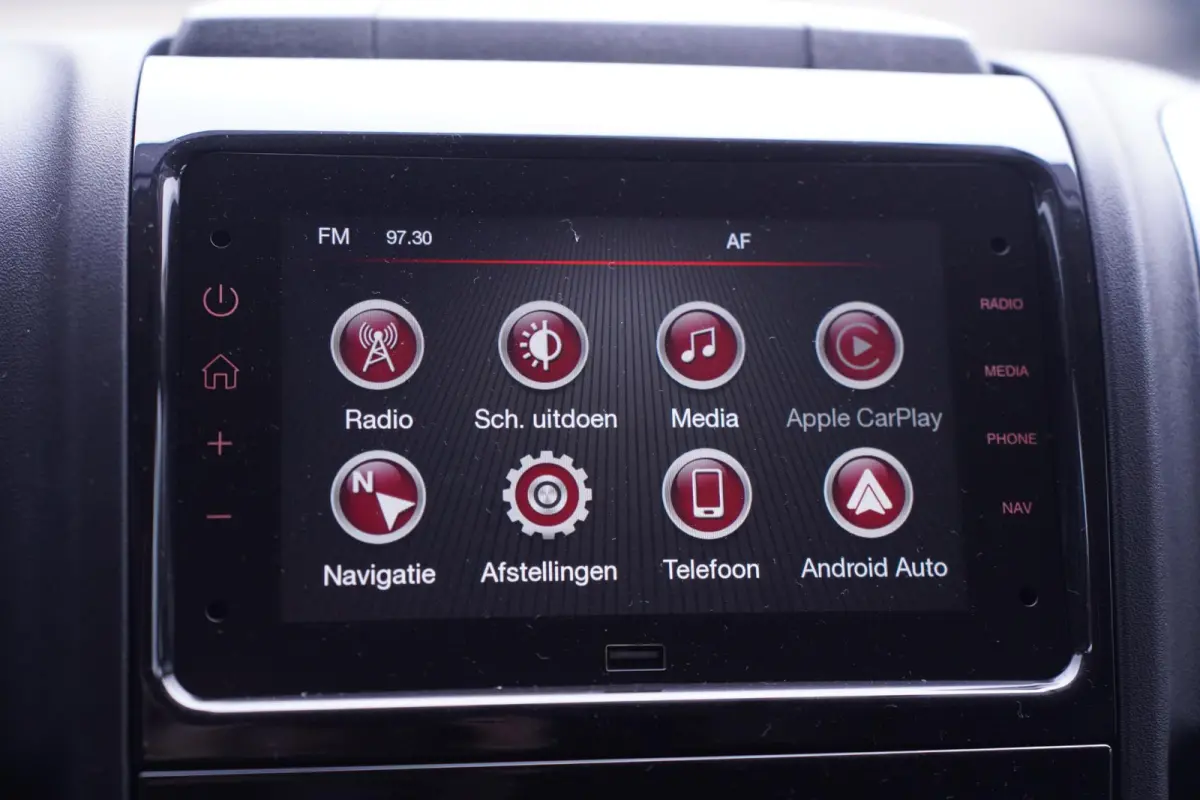 2.2D 140 pk L2H2 White&Black Edition Navi 18" LMV, Bullbar + Sidebars Zwart, Camera, Apple Carplay, 3-Zits, Nieuw