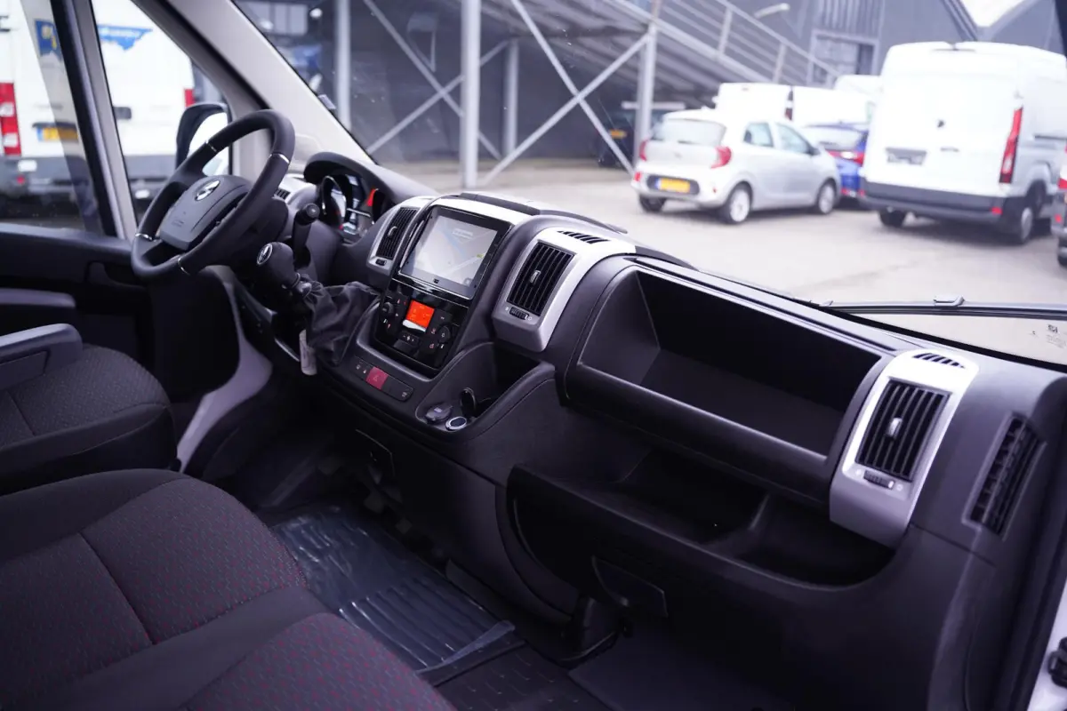 2.2D 140 pk L2H2 White&Black Edition Navi 18" LMV, Bullbar + Sidebars Zwart, Camera, Apple Carplay, 3-Zits, Nieuw