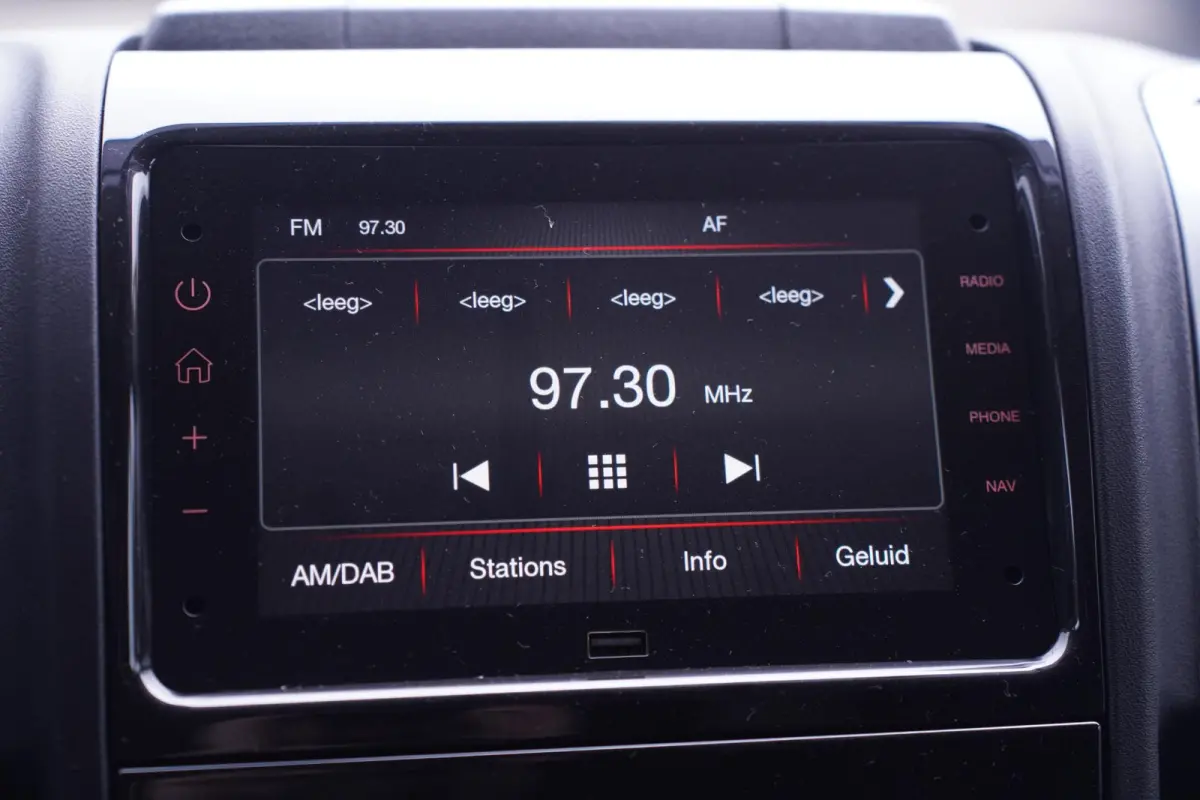 2.2D 140 pk L2H2 White&Black Edition Navi 18" LMV, Bullbar + Sidebars Zwart, Camera, Apple Carplay, 3-Zits, Nieuw