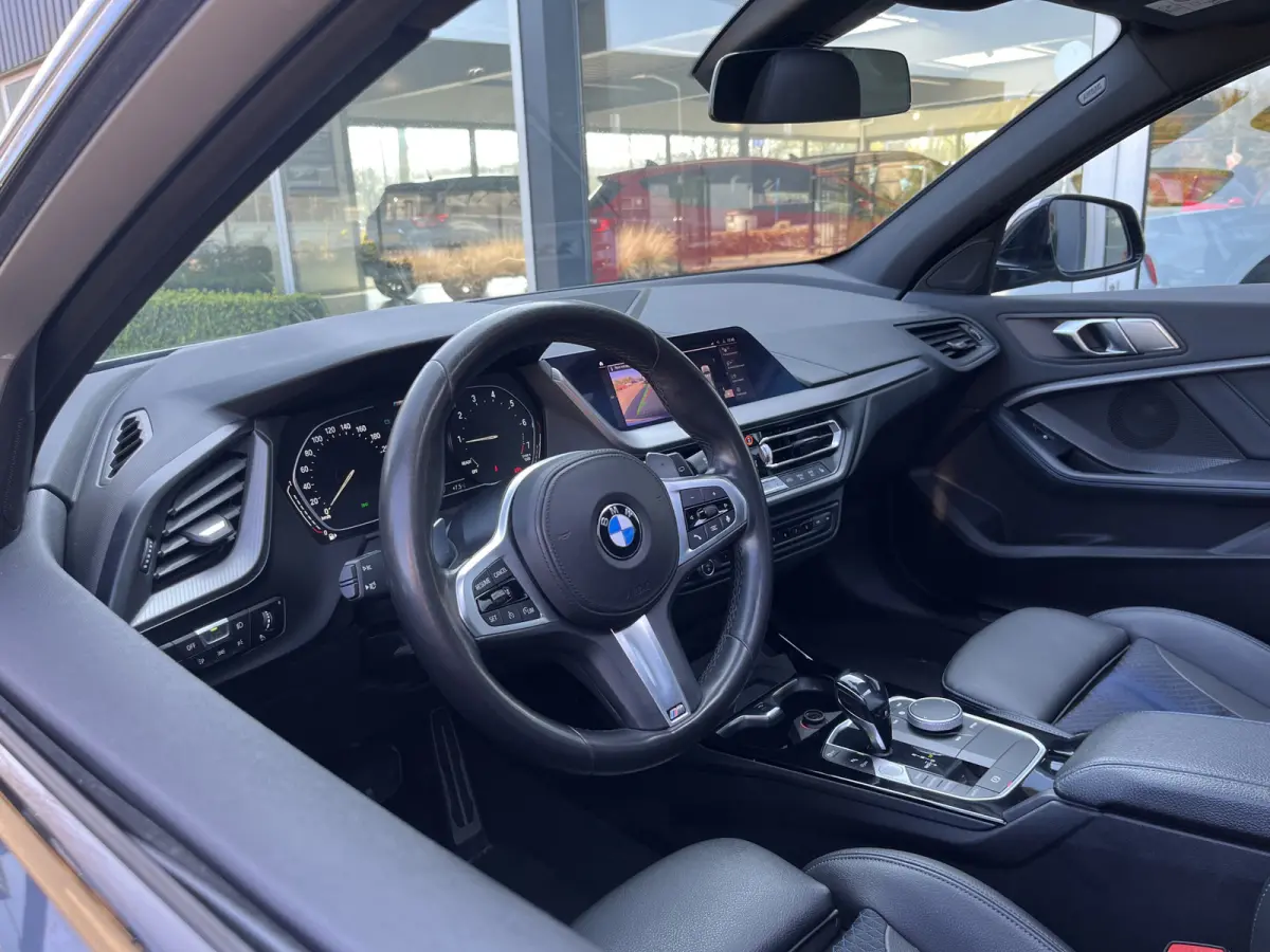 M135i xDrive High Executive M Sport 306pk Automaat | Panodak | Elektr. achterklep | Parking Pakket | Spiegel Pakket | Draadloze telefoonlader | etc. etc.