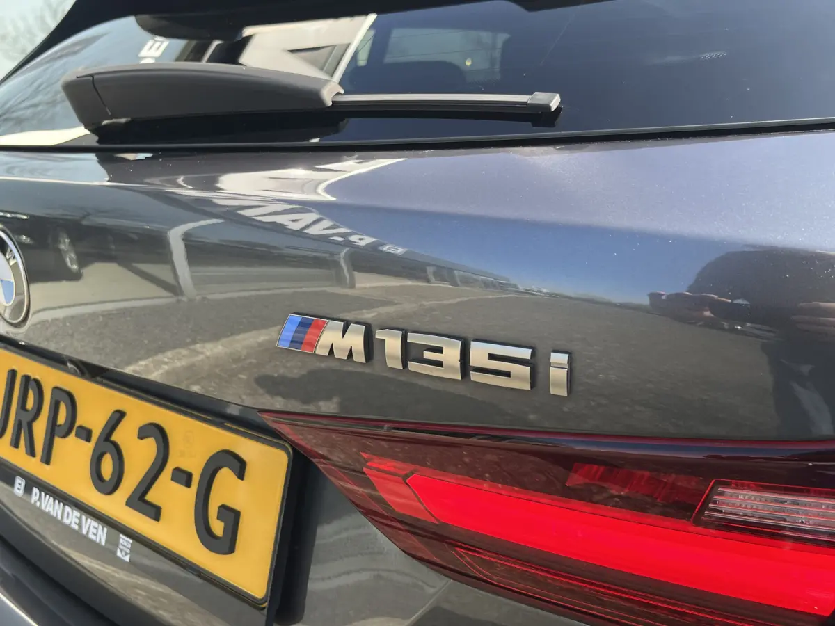 M135i xDrive High Executive M Sport 306pk Automaat | Panodak | Elektr. achterklep | Parking Pakket | Spiegel Pakket | Draadloze telefoonlader | etc. etc.