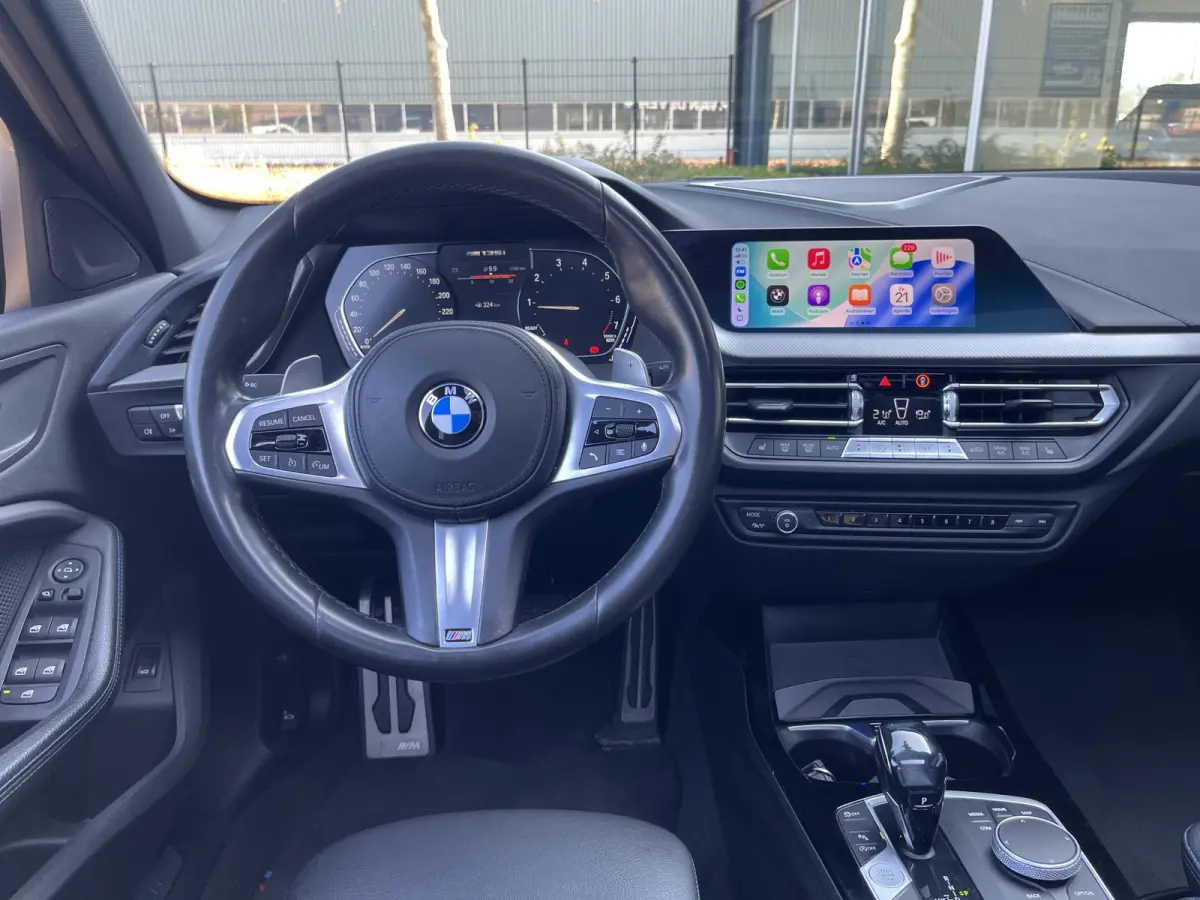 M135i xDrive High Executive M Sport 306pk Automaat | Panodak | Elektr. achterklep | Parking Pakket | Spiegel Pakket | Draadloze telefoonlader | etc. etc.