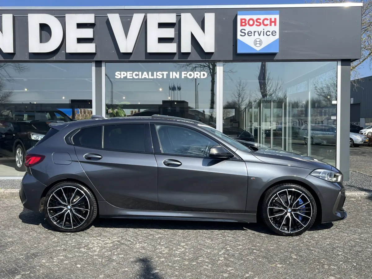 M135i xDrive High Executive M Sport 306pk Automaat | Panodak | Elektr. achterklep | Parking Pakket | Spiegel Pakket | Draadloze telefoonlader | etc. etc.