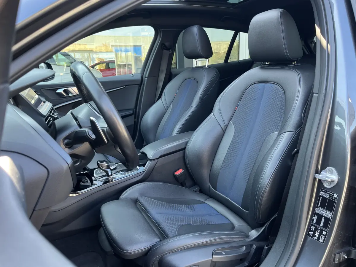 M135i xDrive High Executive M Sport 306pk Automaat | Panodak | Elektr. achterklep | Parking Pakket | Spiegel Pakket | Draadloze telefoonlader | etc. etc.