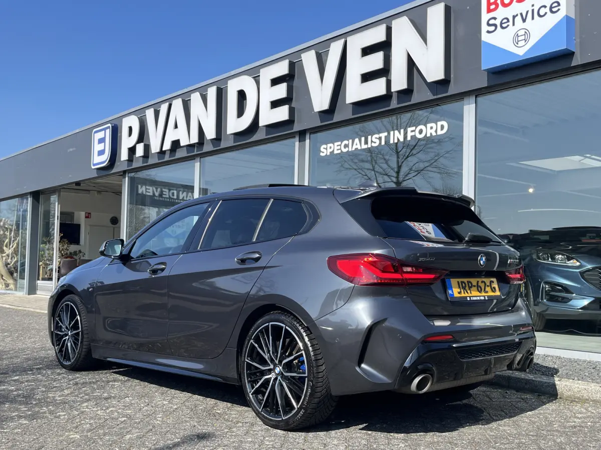 M135i xDrive High Executive M Sport 306pk Automaat | Panodak | Elektr. achterklep | Parking Pakket | Spiegel Pakket | Draadloze telefoonlader | etc. etc.