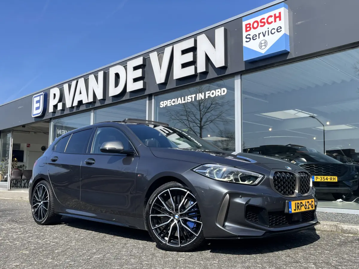 M135i xDrive High Executive M Sport 306pk Automaat | Panodak | Elektr. achterklep | Parking Pakket | Spiegel Pakket | Draadloze telefoonlader | etc. etc.