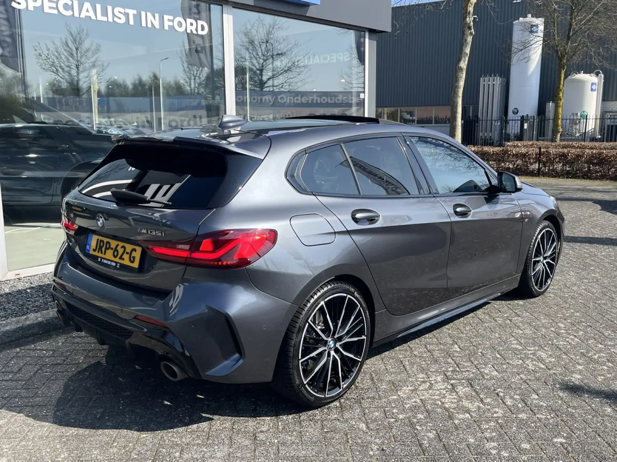 M135i xDrive High Executive M Sport 306pk Automaat | Panodak | Elektr. achterklep | Parking Pakket | Spiegel Pakket | Draadloze telefoonlader | etc. etc.