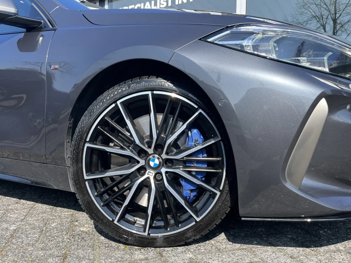 M135i xDrive High Executive M Sport 306pk Automaat | Panodak | Elektr. achterklep | Parking Pakket | Spiegel Pakket | Draadloze telefoonlader | etc. etc.