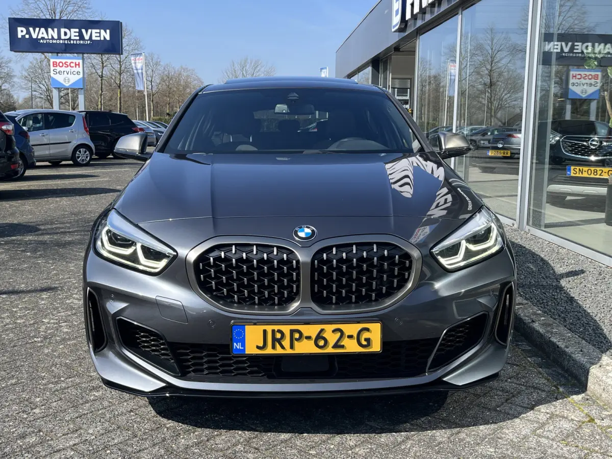 M135i xDrive High Executive M Sport 306pk Automaat | Panodak | Elektr. achterklep | Parking Pakket | Spiegel Pakket | Draadloze telefoonlader | etc. etc.