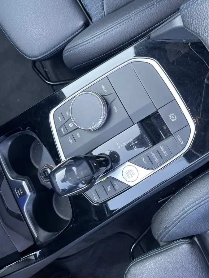 M135i xDrive High Executive M Sport 306pk Automaat | Panodak | Elektr. achterklep | Parking Pakket | Spiegel Pakket | Draadloze telefoonlader | etc. etc.