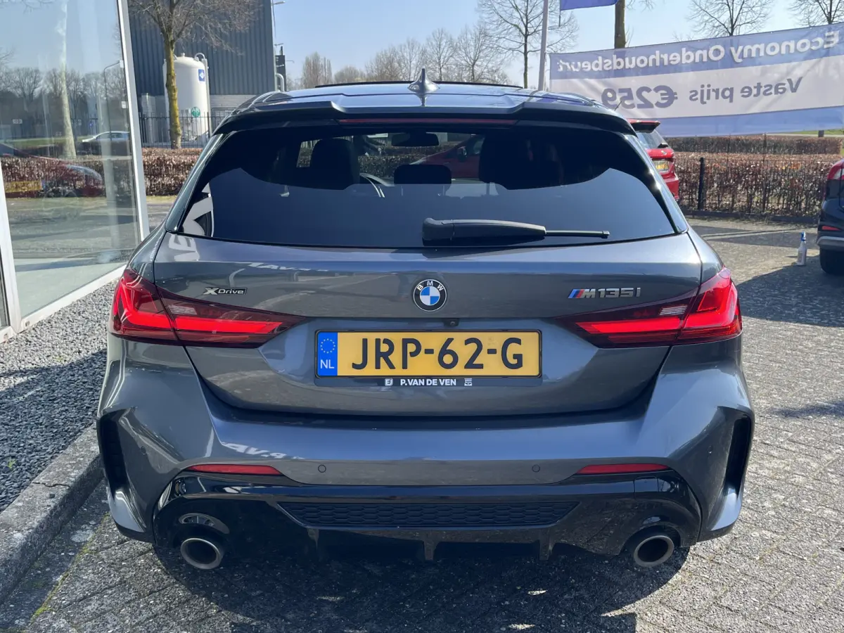M135i xDrive High Executive M Sport 306pk Automaat | Panodak | Elektr. achterklep | Parking Pakket | Spiegel Pakket | Draadloze telefoonlader | etc. etc.