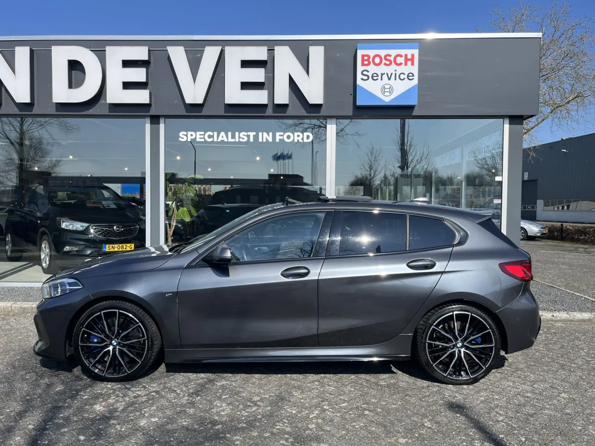 M135i xDrive High Executive M Sport 306pk Automaat | Panodak | Elektr. achterklep | Parking Pakket | Spiegel Pakket | Draadloze telefoonlader | etc. etc.